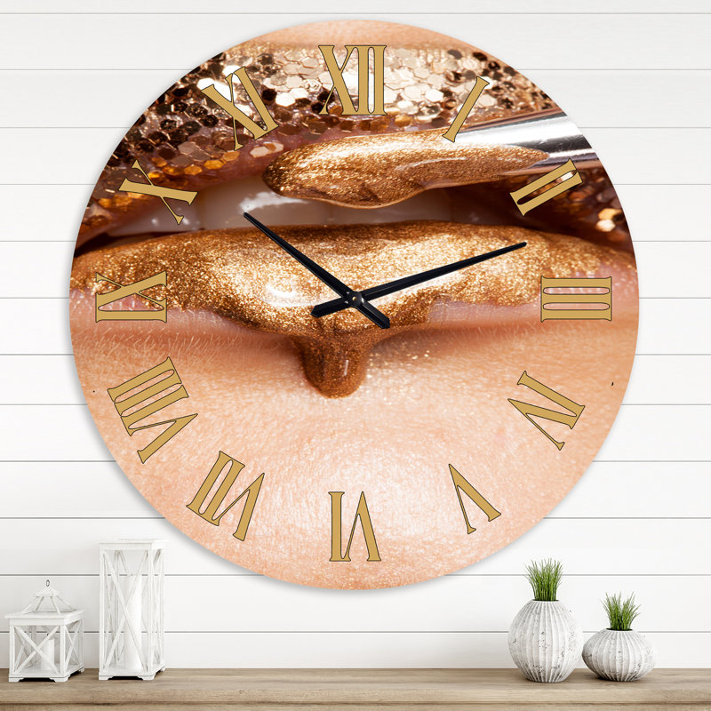 Maquillage et rouge à lèvres sur le visage d'un beau modèle - horloge murale moderne, Moyenne
