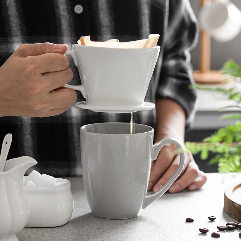 Verser sur un égouttoir à café, Blanc