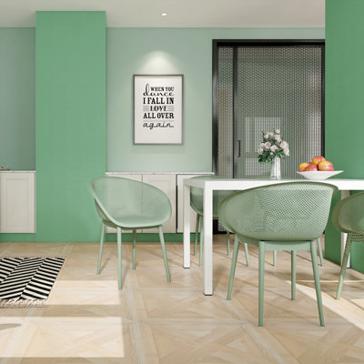 Été - Ensemble de 4 chaises longues bleu clair modernes - Plastique PP intérieur / extérieur toutes saisons avec longue table blanche moderne de 55 pouces - Intérieur / extérieur - Plateau de table léger en PP avec métal