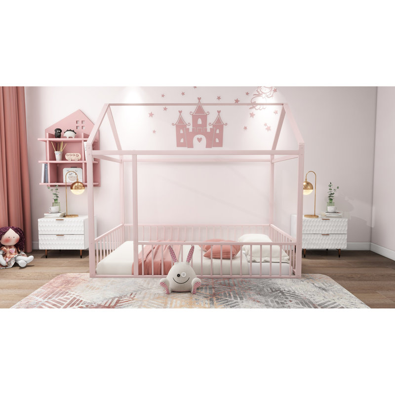 Lit simple en métal rose avec aire de jeux clôturée