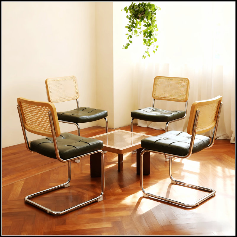 Ensemble de 2 chaises de salle à manger haut de gamme Nikki Collection, modernes, capitonnées, en velours, avec pieds dorés et garniture cloutée.
