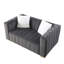 Un canapé-lit moderne sur un Chesterfield traditionnel