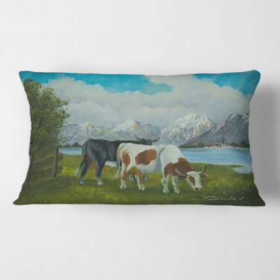 Vache tachetée devant un lac Housse de coussin rectangulaire et insert