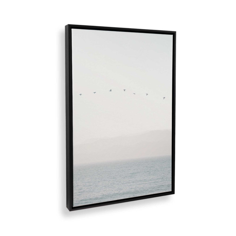 Impression sur toile Seaside Flight, H 30,75 po x l 20,75 po x P 1,75 po, Cadre flottant noir satiné
