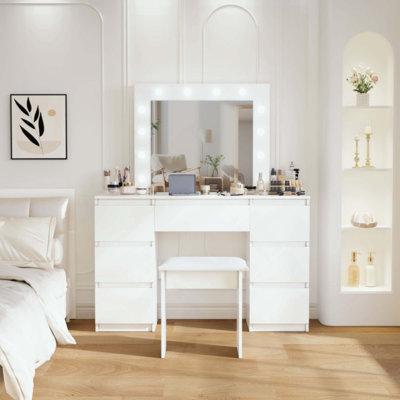 Grande table de coiffeuse avec éclairage réglable et amplement de rangement, parfaite pour les chambres à coucher modernes et les studios de maquillage.