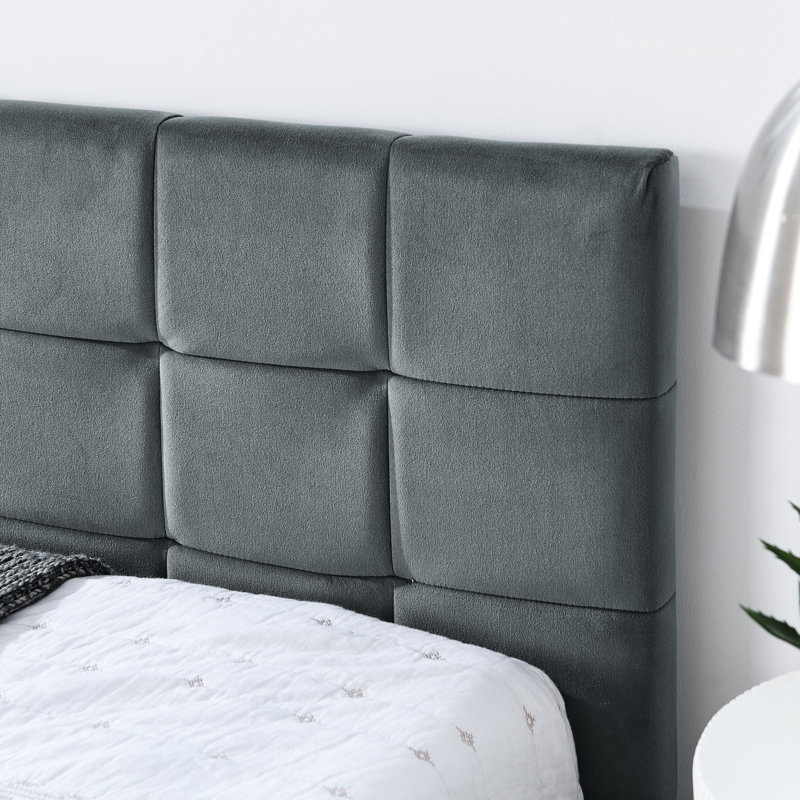 Structure de lit double avec revêtement en velours doux et accoudoirs pour une chambre confortable