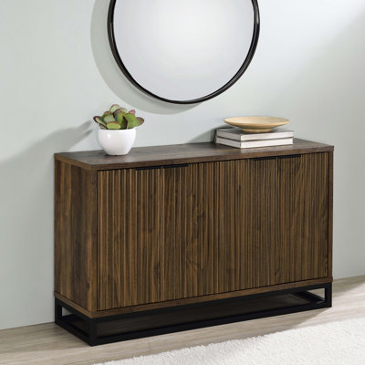 Armoire d'appoint à 4 portes en bois d'ingénierie au fini pin foncé, avec un design cannelé, deux tablettes fixes et un look moderne pour les maisons décontractées