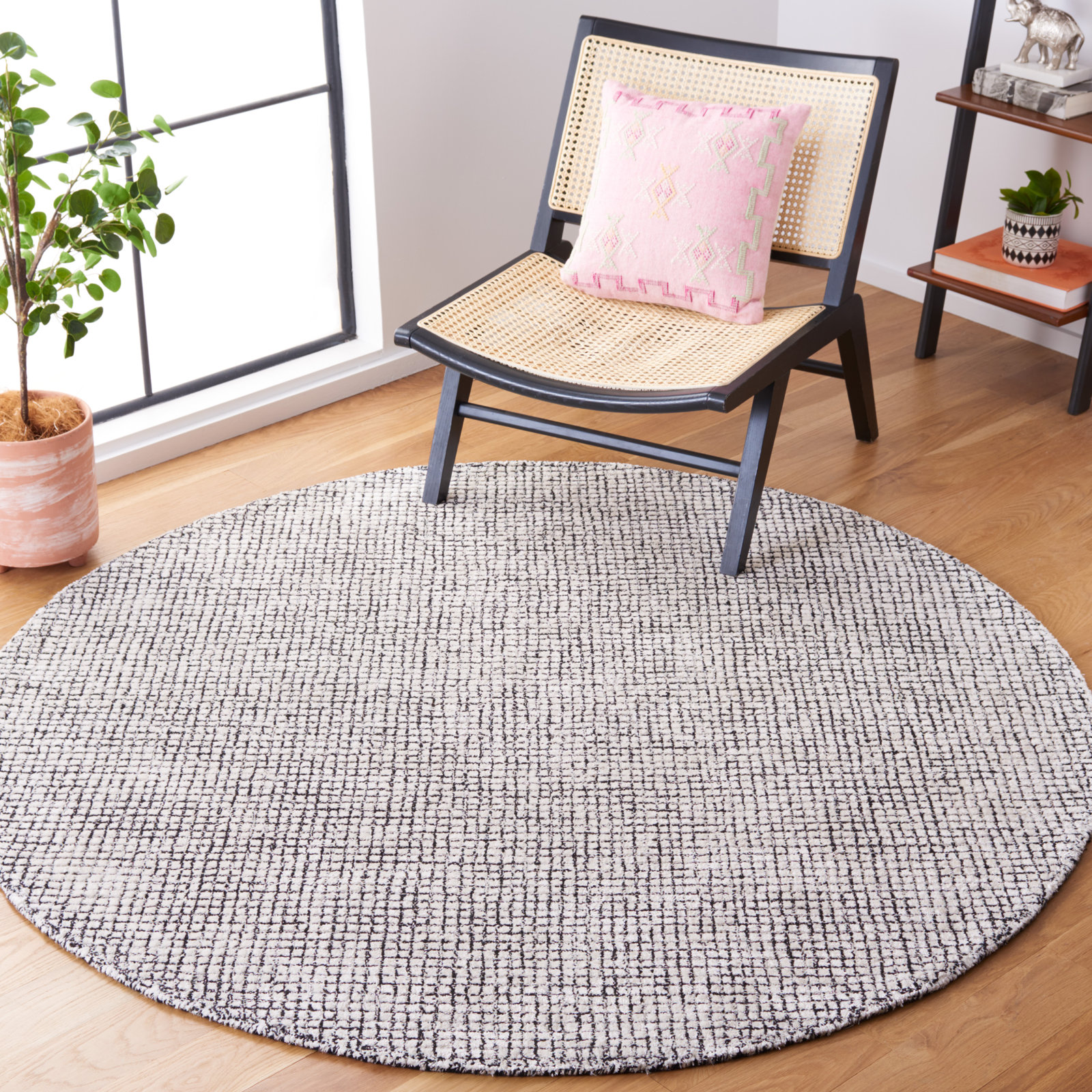 Rowe Ivory Black Hand-Tufted Checkered Rug, Round 4'