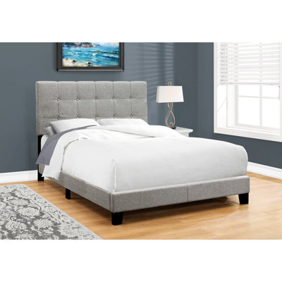 Lit double tapissier en lin gris pour une chambre à coucher contemporaine avec tête de lit et structure solide