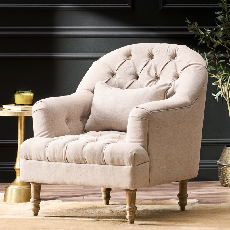 Élégant fauteuil beige avec finition en chêne patiné et rembourrage de la chaise en tissu