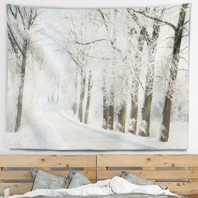 Tapisserie «Forest Winter Route» parmi les arbres givrés, H 32 po x l 39 po