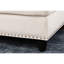 Canapé modulaire en L beige de 3 pièces avec coussins de rangement et de lancer, idéal pour se détendre, accoudoirs arrondis, touffetage subtil, garniture cloutée, structure en bois massif, ressorts en mousse rembourrés en deux