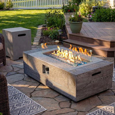 Foyer de table rectangulaire au propane en béton de 50 pouces avec couvercle de réservoir et pare-vent gris cèdre