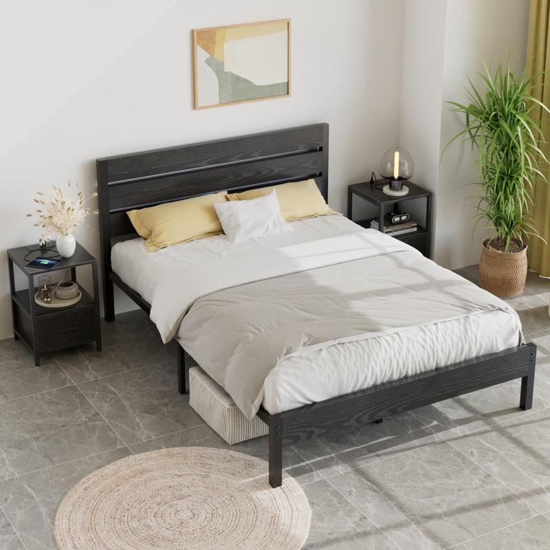 Ensemble de chambre à coucher de style campagnard industriel 3 pièces, lit plateforme double avec 2 tables de chevet, cadre de lit en acier avec tête et pied de lit en bois rustique, table de chevet avec tiroir et station de charge, aucun sommier nécessaire