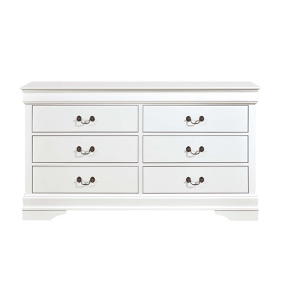 Commode traditionnelle de style Louis Philippe avec poignées tombantes en laiton antique, finition blanche classique pour un décor de chambre à coucher élégant