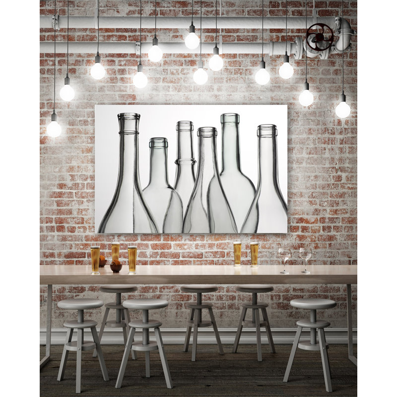 « empty bouteilles » par barry seidman, impression sur toile tendue, H 16 po x l 24 po x P 1,5 po