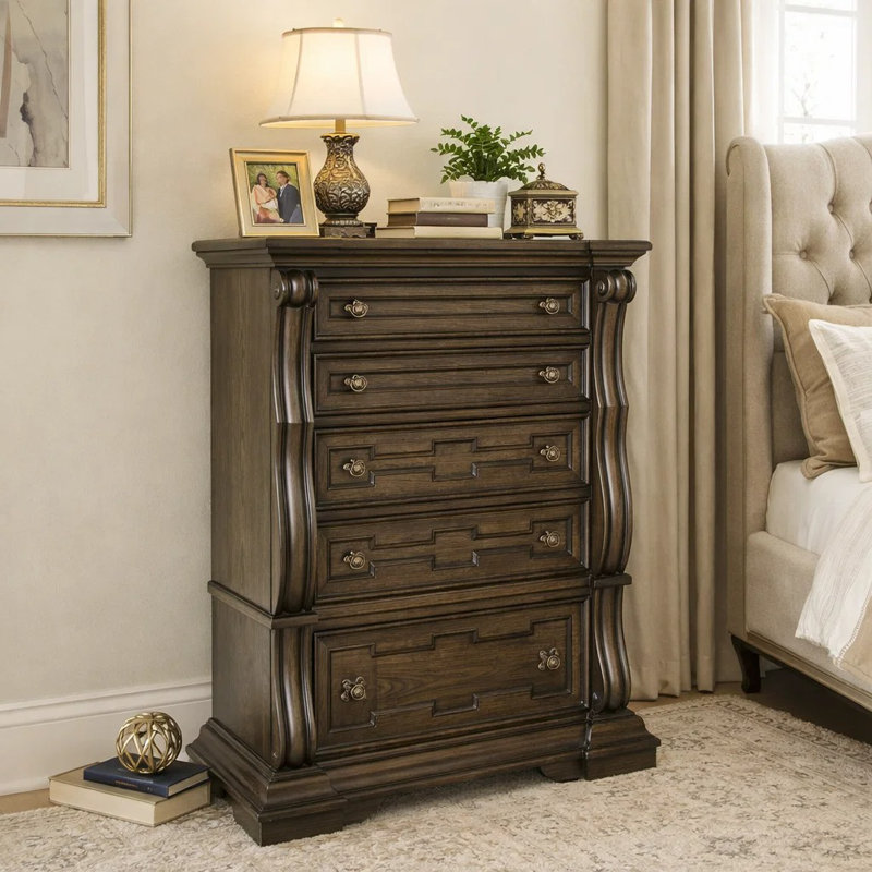 Commode haute 5 tiroirs May, avec boutons dorés antiques, brun foncé May