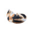 Statue de chat calicot endormi