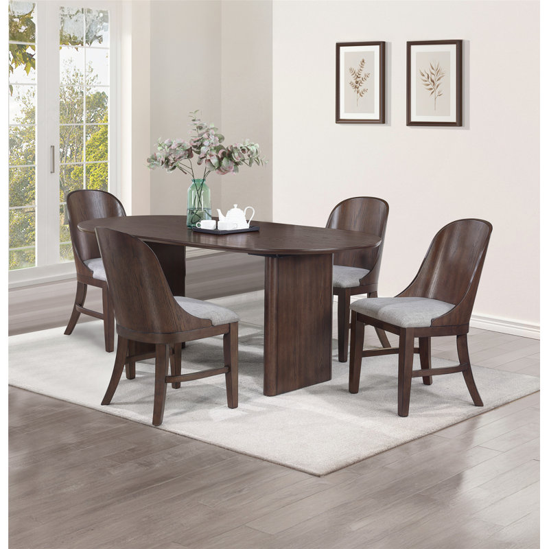 Deux chaises de salle à manger rembourrées de style Mid-Century deux pièces avec dossier tonneau et finition noyer pour un décor de salle à manger élégant
