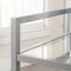 Élégant chariot à roulettes contemporain avec finition argentée, deux tablettes en verre, verrouillables pour les espaces de vie et tablettes grises durables pour la cuisine, installation rapide
