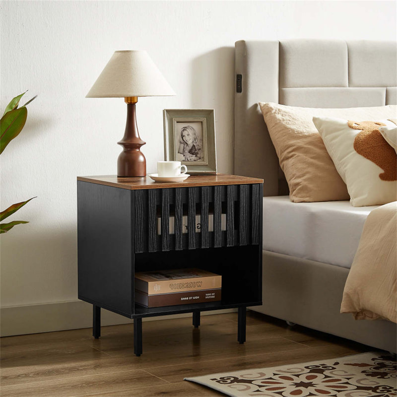 Table de chevet moderne de style Mid-Century avec portes grillagées rayées, tiroir à lattes et pieds en métal pour le rangement dans la chambre à coucher