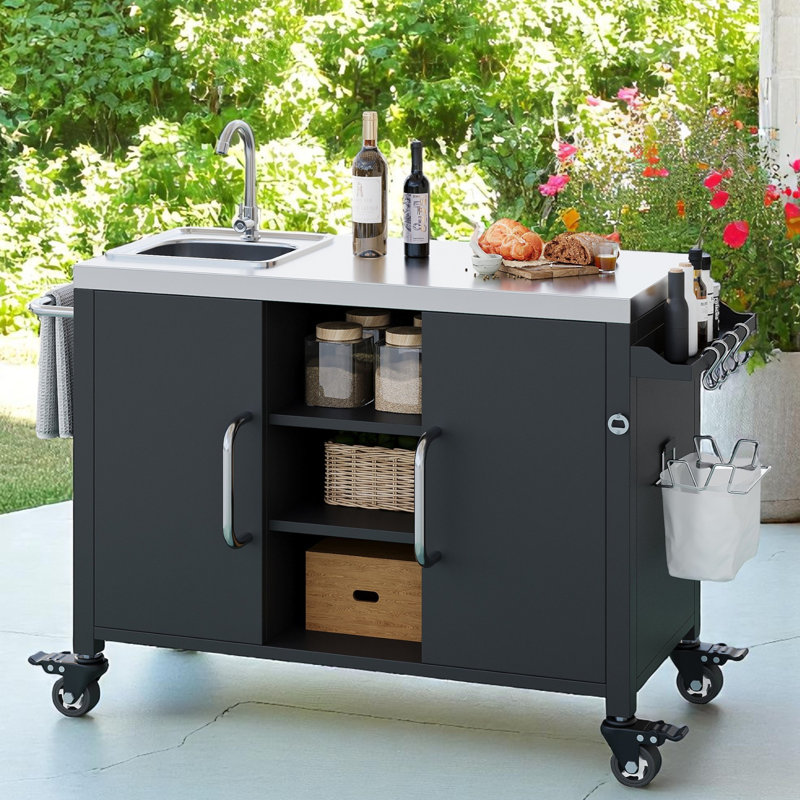 Îlot de cuisine extérieur avec plateau et évier en acier inoxydable