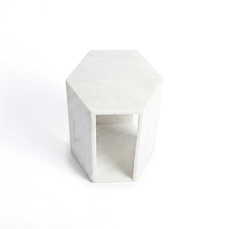 Table d'appoint hexagonale en marbre blanc naturel, surface mate lisse pour un toucher satiné, aspect doux dans la chambre,