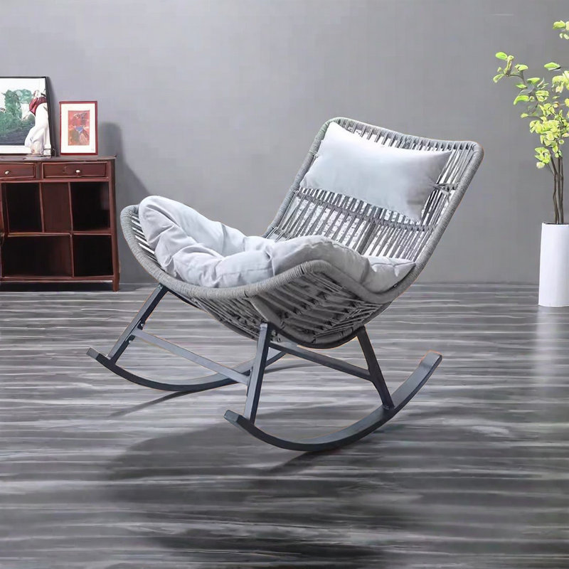 Chaise berçante légère en rotin