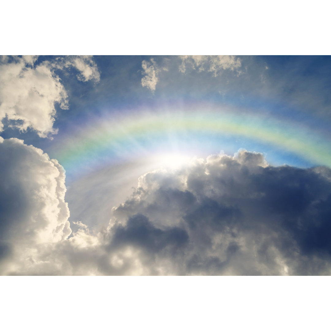 Blauer Himmel mit Regenbogen und Sonnenreflexion von Kamisoka - Leinwandbild