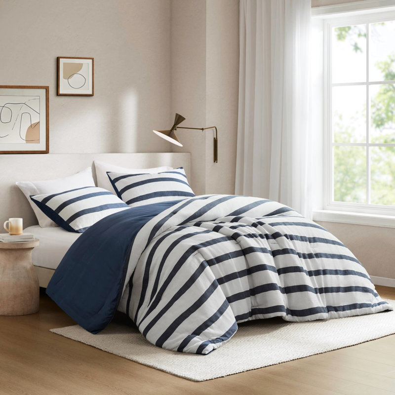 Édredon rayé à 3 teintes pour lit double / grand lit, aspect froissé doux, rembourrage intégral, revers en microfibre brossée, esthétique côtière contemporaine bleue,