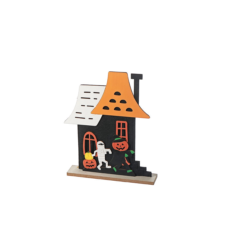 Petite maison en bois avec décor de maman et de citrouille