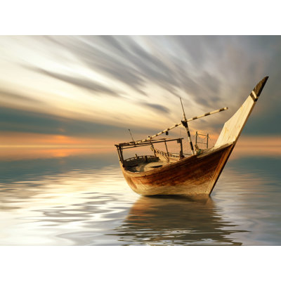 Bateau classique abandonné en mer