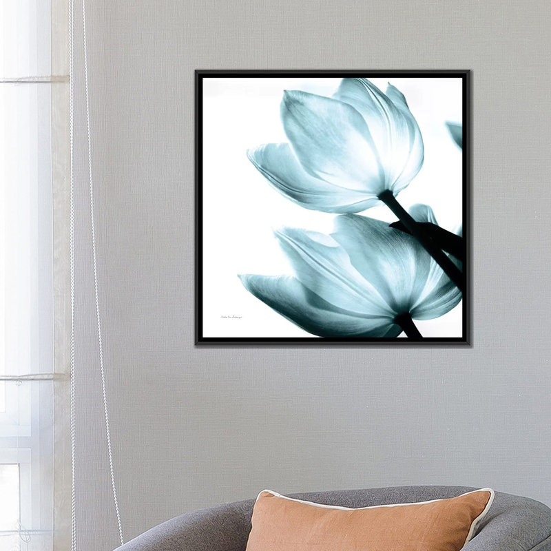 «Tulipes translucides II en turquoise» par Debra Van Swearingen - impression sur toile tendue, H 37 po x l 37 po x P 1,5 po