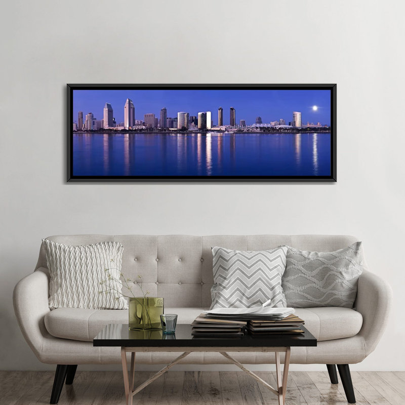 «Moonrise over a City, San Diego, California 2010», reproduction sur toile tendue, H 24 po x l 72 po x P 1,5 po