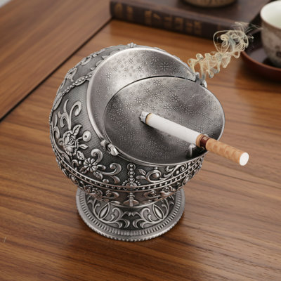Vintage Handmade Embossed Metal Ashtray, Push-Button Lid, Windproof, Portable, Suitable For Both Indoor And Outdoor Use, Perfect As A Gift, Silver.