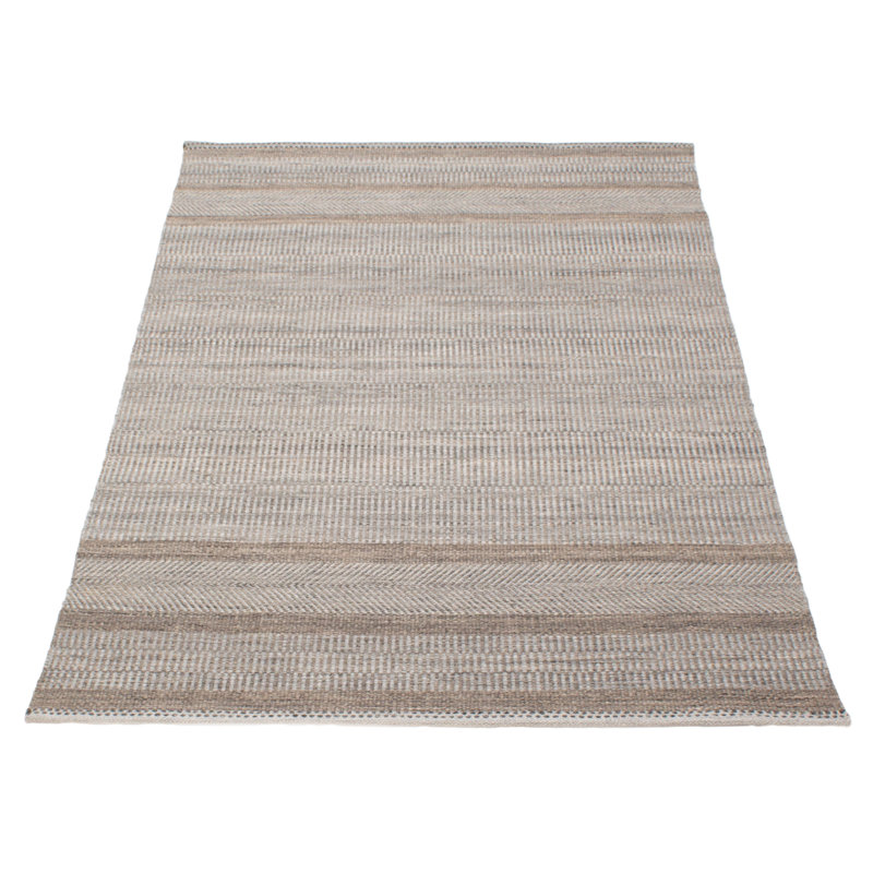 Confort moelleux avec un look et une texture artisanaux. Les fils doux et lustrés sont tissés à la main pour créer un éventail de textures, y compris des boucles surdimensionnées et des surfaces planes riches en dimensions.