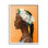 Femme portant une couronne de fleurs rose