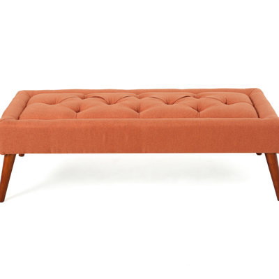 Dessus capitonné - Tissu orange éblouissant. Ajoute du glamour à la pièce. Pieds en bouleau. 52 po Profondeur x 23 largeur 16 hauteur. 28 lb séduisant avec coussin. P W H Lb. Style