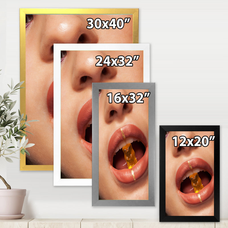 Gros plan sur une femme léchant un ours gélifiant - Photographie sur toile, H 20 po x l 12 po x P 1,5 po, Toile encadrée d'or