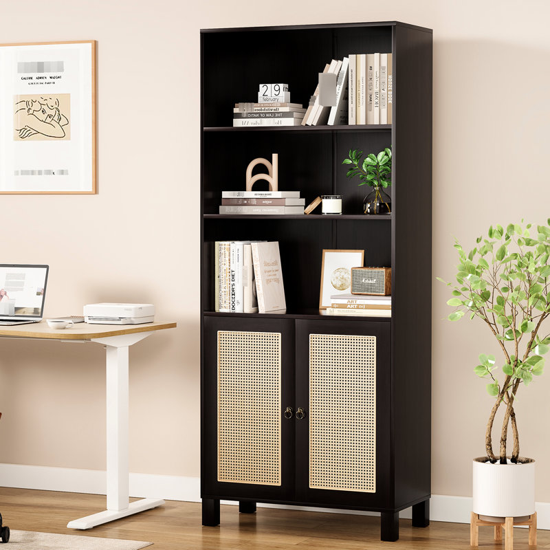 Bibliothèque à 5 niveaux avec portes en noyer pour le salon et le bureau présentant des plantes et des objets décoratifs
