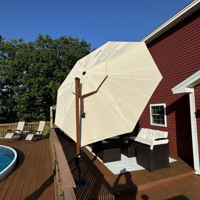 Parasol en porte-à-faux 120 po à motif de bois avec base en tôle d'acier, beige