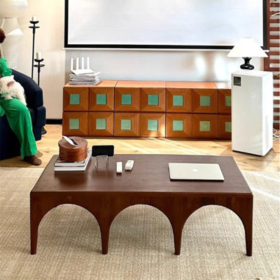 Table basse de style nordique en bois massif.