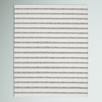 Tapis noir / ivoire en coton touffeté à la main rayé Oquendo