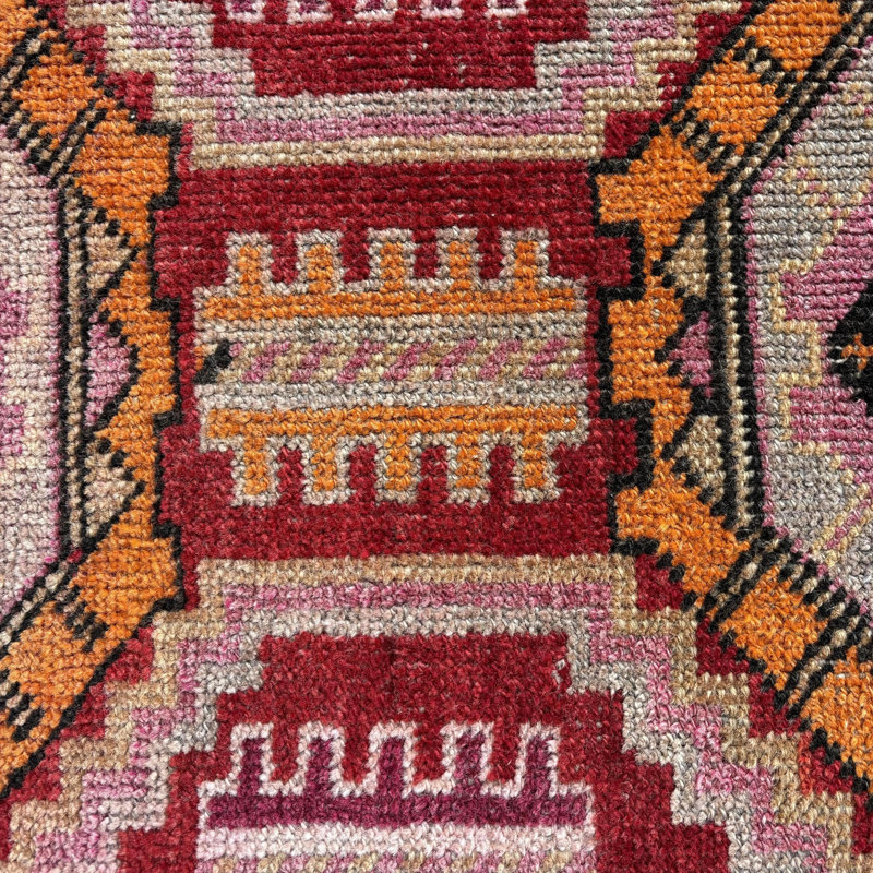 Charmant tapis rouge Herki, tapis rétro turc, idéal pour les escaliers et la cuisine