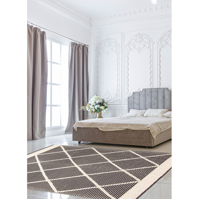 Tapis noir unique 4 pi 9 po x 7 pi 10 po Sienna