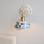 Applique murale à bras pivotant 1 lumière en laiton rétro avec abat-jour floral en porcelaine bleue