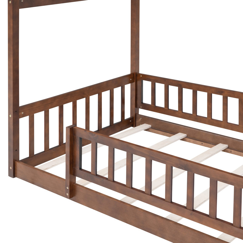 Structure de lit simple en noyer avec clôture, créant un espace enchanteur pour le plaisir