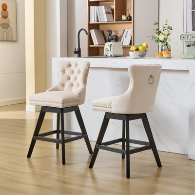 Tabourets de bar pivotants en velours avec décoration capitonnée à boutons et pieds en bois, garniture cloutée chromée, chaises de bar style loisirs, tabourets de bar, ensemble de 2