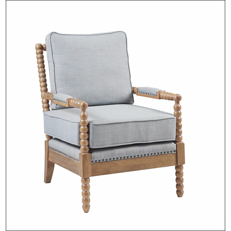Fauteuil en chêne clair clair et polyester avec bordure cloutée et quatre pieds robustes, parfait pour la lecture et la détente