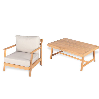 Ensemble de mobilier de jardin en bois : fauteuil club et table basse avec coussins beige clair, idéal pour se détendre à l'extérieur et discuter.